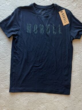 Nwt unisex boys / girls NOBULL blue navy athletic Short-Sleeve Logo Tee sz M